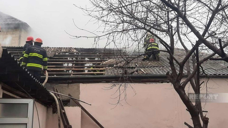 Beşotaqlı ev içindəki əşyalarla birgə kül olub