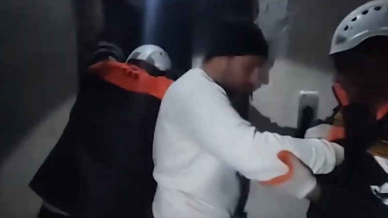 Vətəndaş binanın liftində qalıb