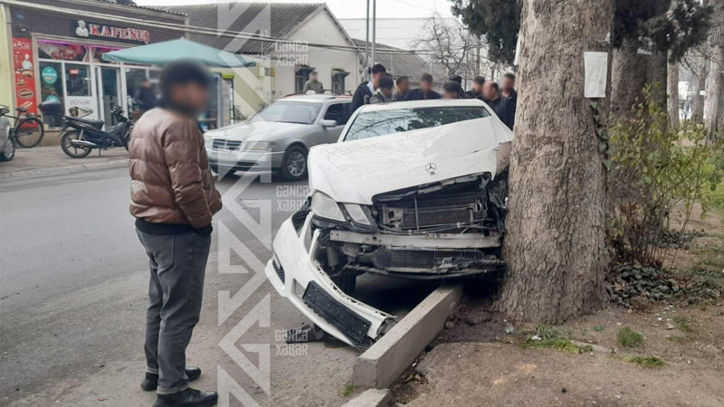 İdarəetmədən çıxan avtomobil ağaca çarpılıb
