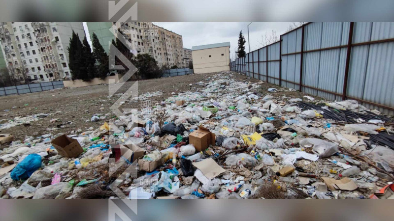 Sakinlər tullantıların qoxusundan pəncərələri aça bilmirlər