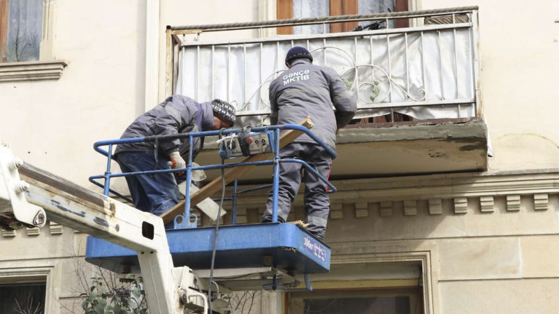 Şəhərin mərkəzində evlərin hasarları bərpa edilir