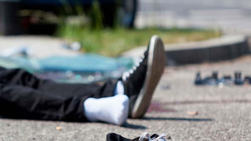 Maşın yolu keçmək istəyən kişini vurub