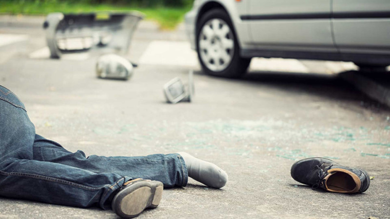 Yolu keçmək istəyən kişini maşın vurub