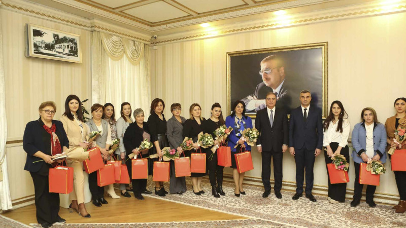 Niyazi Bayramov Aparatın qadın əməkdaşlarını təbrik edib