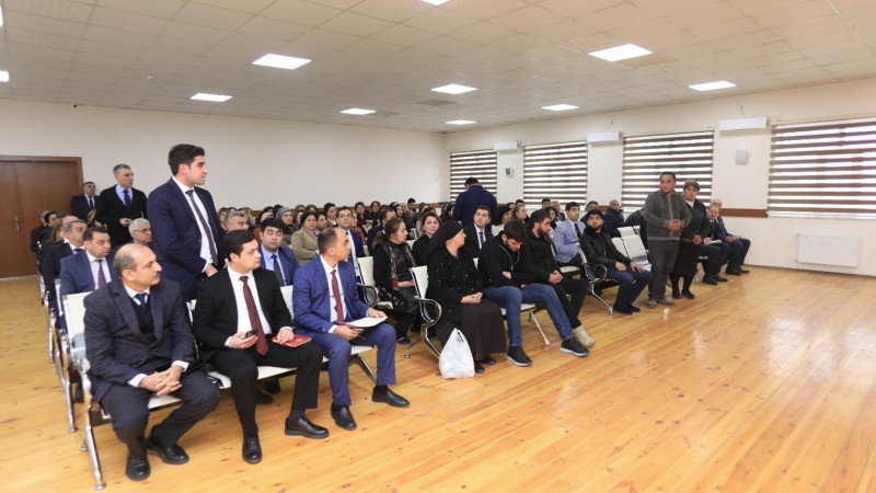 Niyazi Bayramov sakinləri qəbul edib