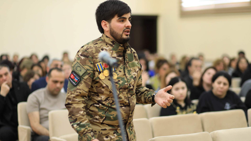 Şəhər başçısı sakinlərlə görüşüb