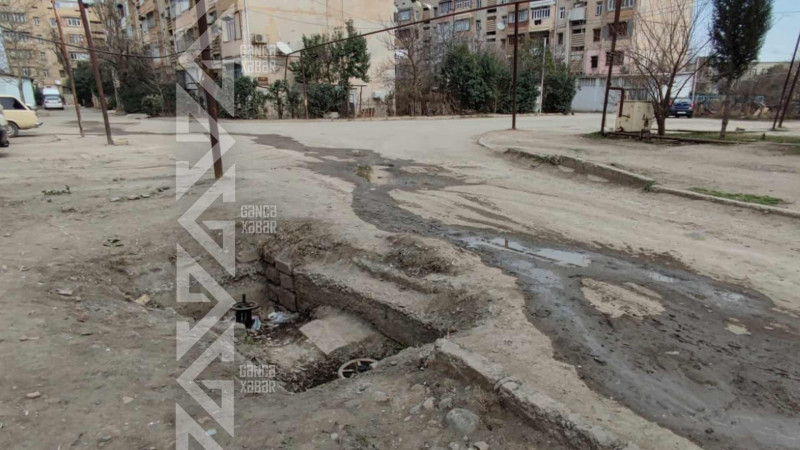 Küçələrin birində artezian quyusunun üstü açıqdır