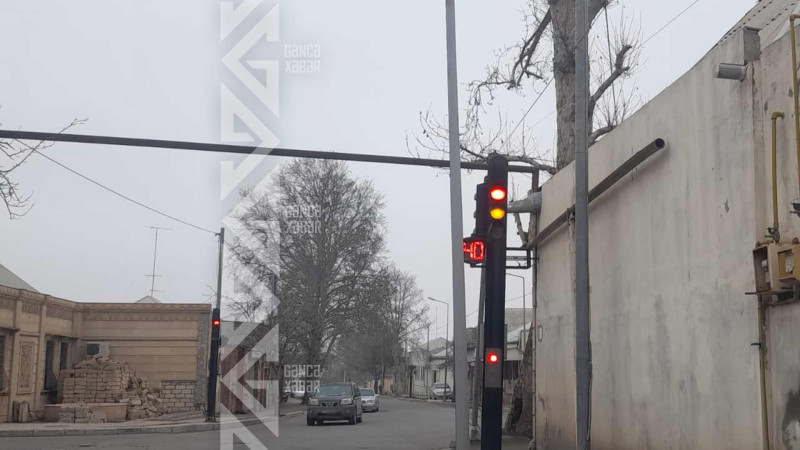 Kəsişmədəki nasaz işıqfor avtomobillərə təhlükə yaradır