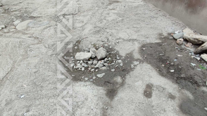 Sakinlər həyətlərinin baxımsız olmasından narahatdırlar