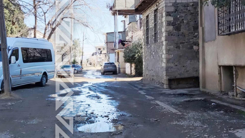 Həyətlərin birində kanalizasiya quyusu daşır