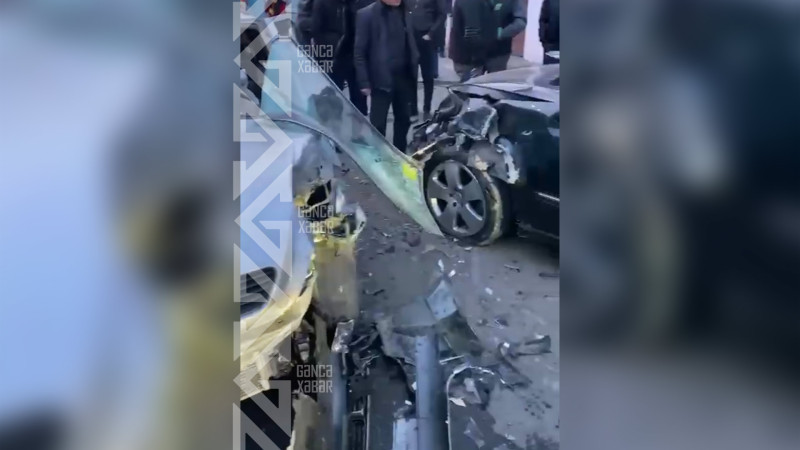 Mobil Əhmədov küçəsində qəza: üç nəfər xəsarət alıb