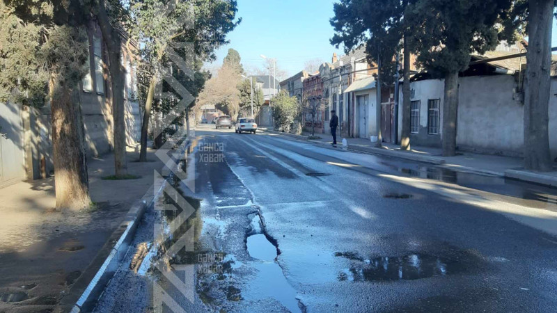 Partlayan su xətti yolda gölməçələr yaradıb