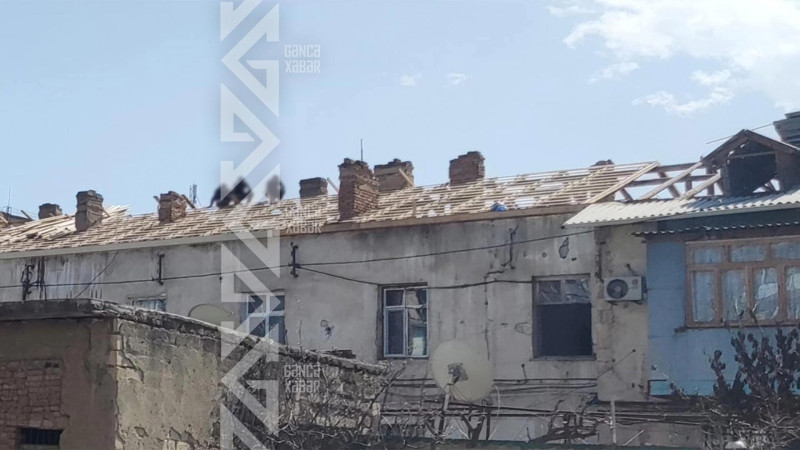 İkimərtəbəli yaşayış binasının dam örtüyü dəyişdirilir