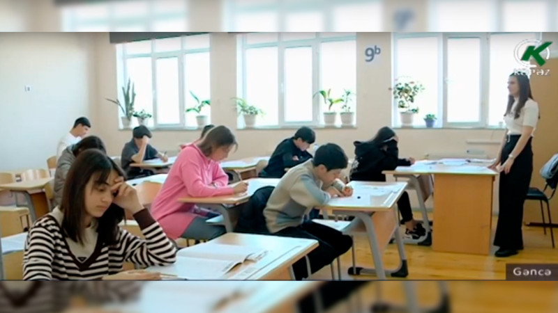 9-cu sinif şagirdləri imtahan veriblər