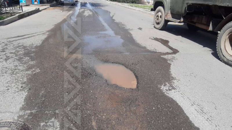 Prospektdə su borusu partlayıb