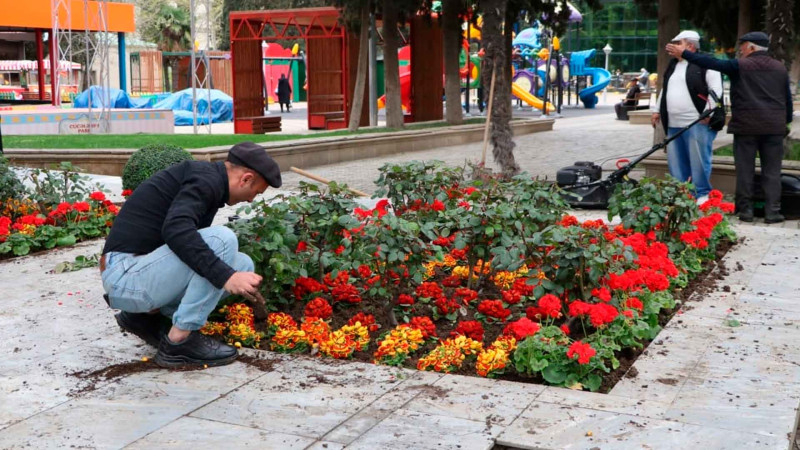 Qəmbər Hüseynlinin abidəsinin ətrafı səliqəyə salınıb