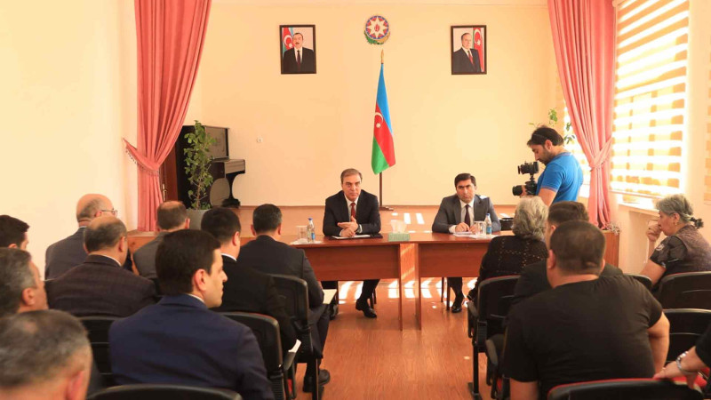 Şəhər rəhbəri vətəndaşları dinləyib