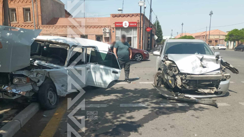 Məktəbin qarşısında “VAZ 2107” və “Toyota Prius” toqquşub