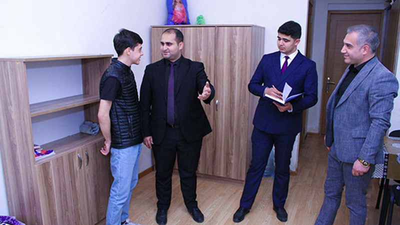 “Ayın ən təmiz otağı”na ayaqqabı ilə girənlər müzakirə olunublar