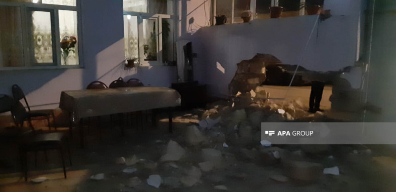 Yoldan çıxan maşın işıq dirəyinə və evin hasarına çarpılıb