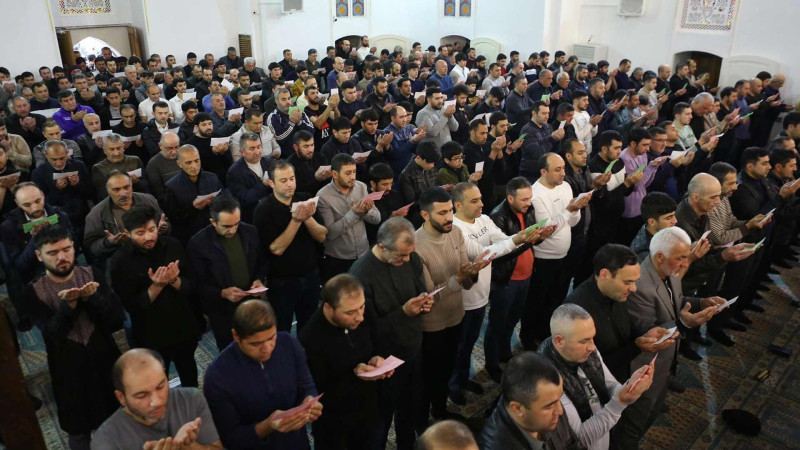 Şəhərin bütün məscidlərində Bayram namazı qılınıb