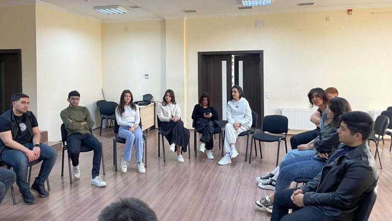 Gəncə Regional Debat mərkəzində yeni üzvlərlə görüş keçirilib