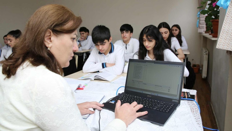 Bəzi məktəblərdə elektron jurnalların istifadəsinə başlanıb