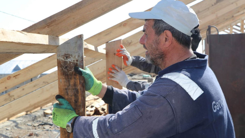 Güclü küləyin dağıtdığı dam örtüyü təmir olunur