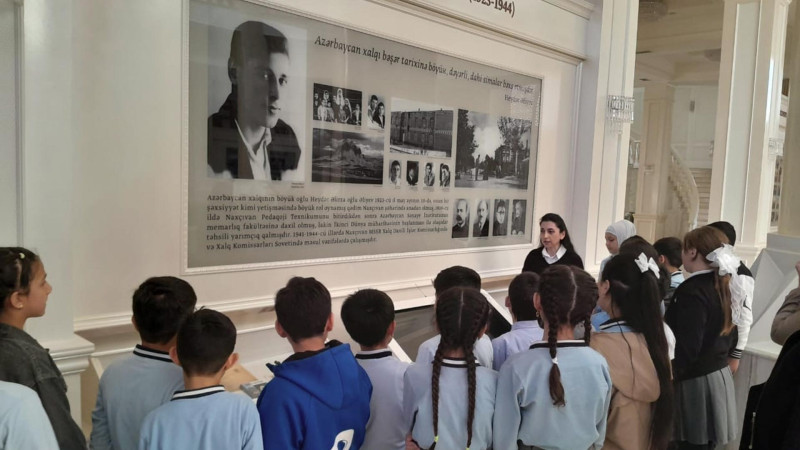 Müəllim və şagirdlər Heydər Əliyev Mərkəzində olublar