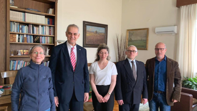 İki universitet arasında görüş baş tutub