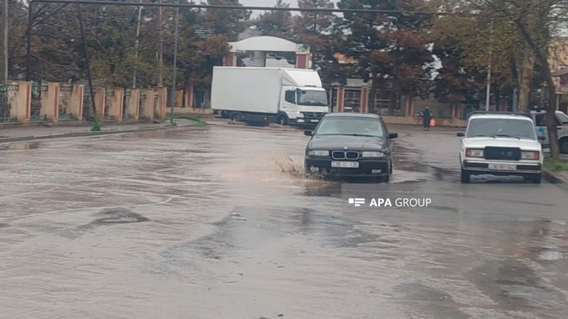 Şəhərin küçələrini sel basıb