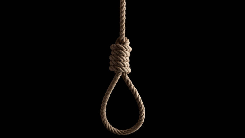 78 yaşlı kişi həyətdə özünü asıb