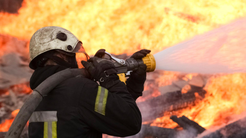 Cavadxan qəsəbəsində ev yanır