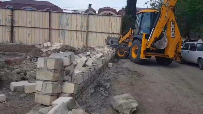 Şəhərimizdə daha bir qanunsuz tikili sökülüb