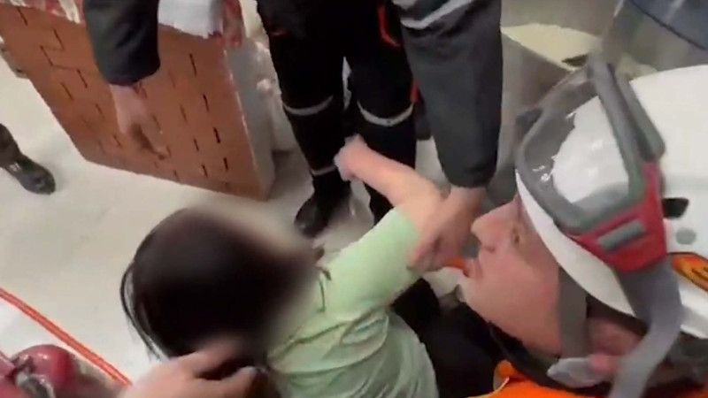 49 yaşlı qadının əli xəmirqarışdıran qazanda qalıb