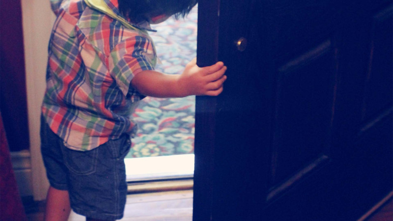 Mənzillərin birində uşaq bağlı qapı arxasında qalıb