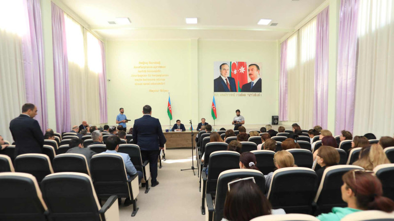 Niyazi Bayramov məktəblərdən birində sakinlərlə görüşüb