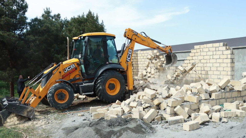 Bir neçə qanunsuz tikili sökülüb