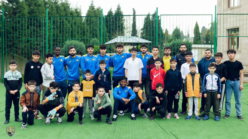 Futbolçularımız uşaq evində olublar