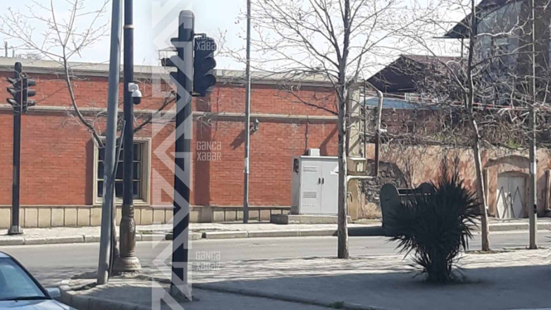 Kəsişmələrin birində hərəkət tənzimləyiciləri işləmir