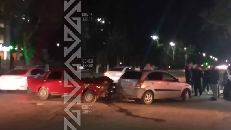 Qırmızıda keçən avtomobil qəza törədib