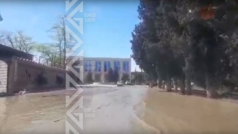 Atabəylər küçəsi su altında qalıb