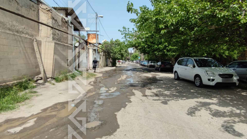 Küçələrin birində kanalizasiya quyusu daşır
