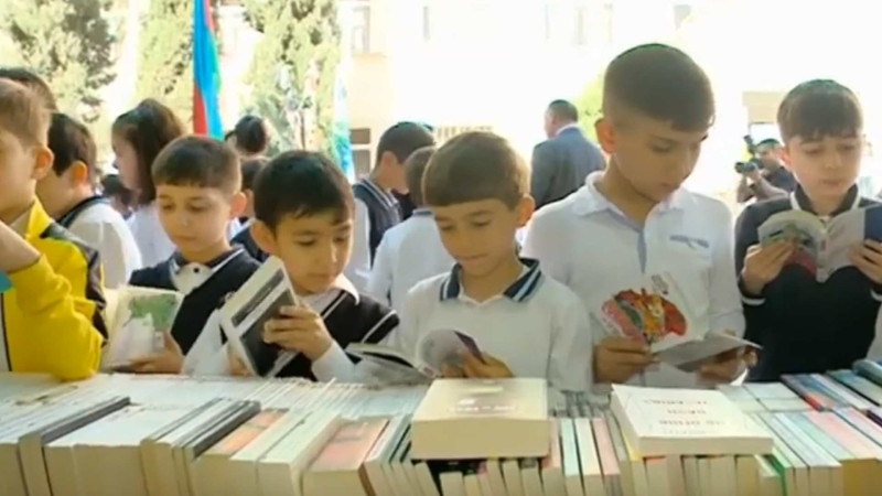 “Oxu Günü”nə həsr olunmuş kitab sərgisi keçirilib