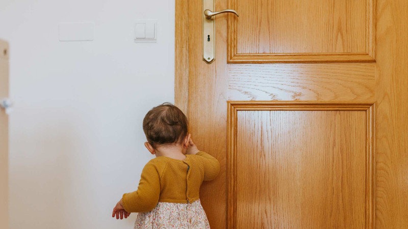 Nəzarətsiz qalan uşaq xilas olunub