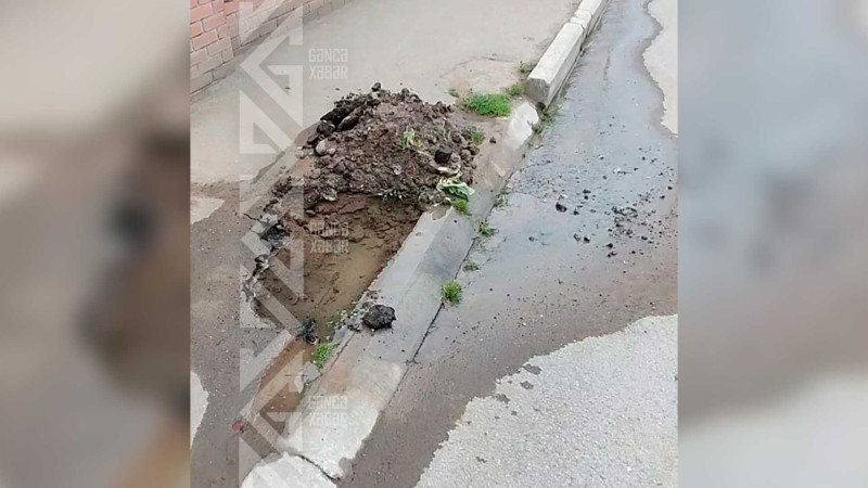 Mir Cəlal Paşayev küçəsində yeraltı borudan su sızır
