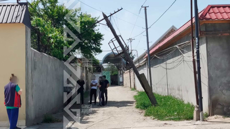 Cavadxan küçəsindəki rabitə dirəyi aşmaq üzrədir