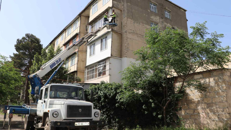 Binaların qəzalı vəziyyətdə olan eyvanları təmir edilib