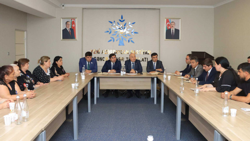 YAP-nin binasında rəsmilər şəhid ailə üzvləri ilə görüşüblər