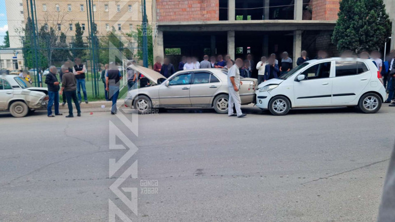 Küçələrin birində zəncirvari qəza olub